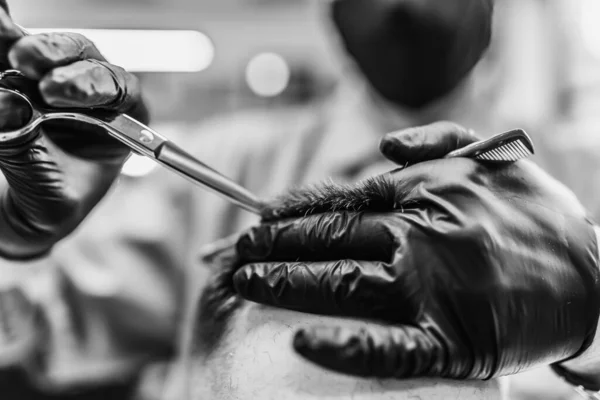理髪店で男性の散髪。スタイリングとヘアケア. — ストック写真