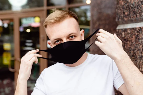 A man in a black mask. Quarantine in the city. — Stock Photo, Image