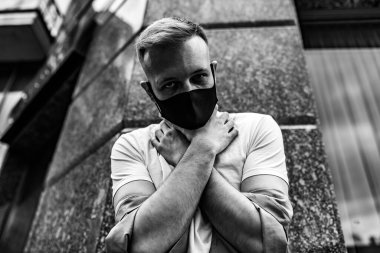 Maske insanı boğuyor. Şehirde karantina. 