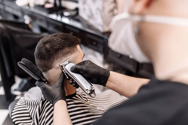 Salão de beleza dos homens. Corte de cabelo dos homens em uma barbearia . — Fotografia de Stock