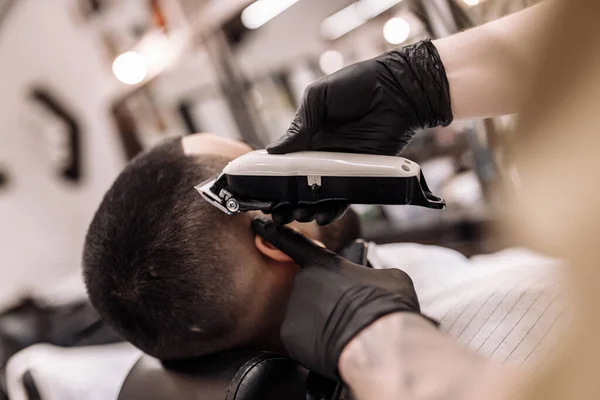 Corte de cabelo dos homens em uma barbearia. Estilo e cuidados com o cabelo . — Fotografia de Stock