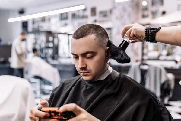 Corte de cabelo clássico numa barbearia. Curva de estilo de cabelo e cuidados de saúde de cabelo em uma barbearia . — Fotografia de Stock