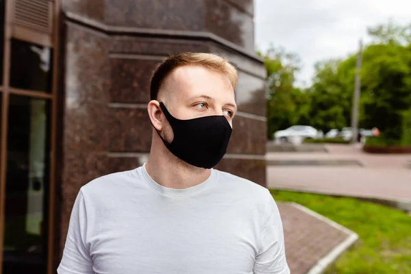 A man in a black mask. Quarantine in the city. — Stock Photo, Image