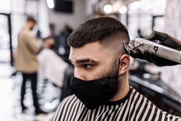 Corte de cabelo em quarentena. Corte de cabelo com máscaras do vírus. Cabelo e cuidados de saúde . — Fotografia de Stock