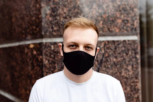 A man in a black mask. Quarantine in the city. — Stock Photo, Image