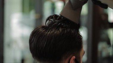 Berber müşterinin saçını kesiyor. Berber dükkanında erkek tıraşı. 