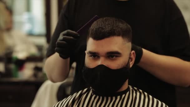 Mens haircut and hair styling in a barbershop, beauty salon. — Stock Video