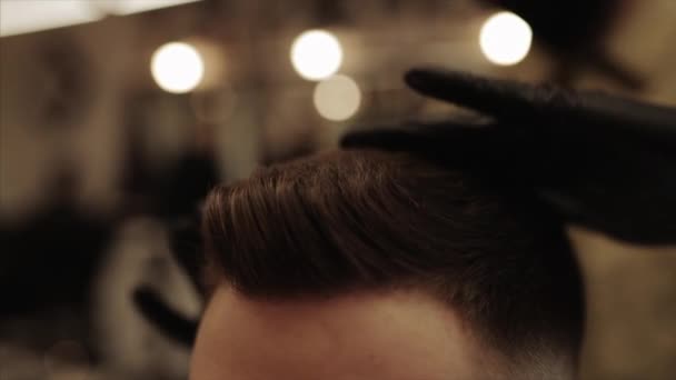 Κοντινό πλάνο για τα μαλλιά του Mens. Κοντινό πλάνο βίντεο του κούρεμα και χτένισμα. — Αρχείο Βίντεο