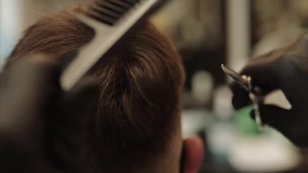 Män frisyr och hår styling i en frisör, skönhetssalong. — Stockvideo