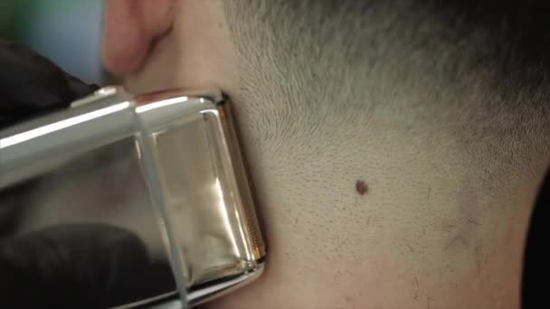 Férfiak hajvágás közeli lövés. A hajvágás és a hajformázás közeli videója. — Stock videók
