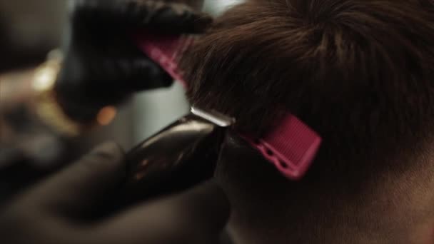 Männerfriseur Nahaufnahme. Nahaufnahme-Video von Haarschnitt und Haarstyling. — Stockvideo