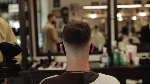 理发店、美容院的男人发型和发型. — 图库视频影像