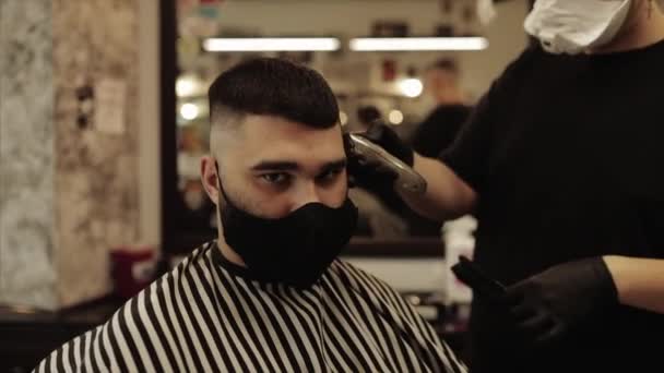 Mens haircut and hair styling in a barbershop, beauty salon. — Stock Video