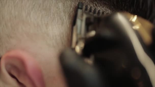 Hommes coupe de cheveux gros plan tir. Vidéo en gros plan sur la coupe de cheveux et la coiffure . — Video