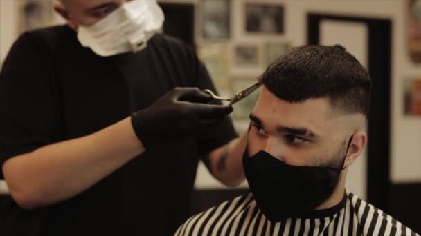 Corte de cabelo dos homens e estilo de cabelo em uma barbearia, salão de beleza . — Vídeo de Stock