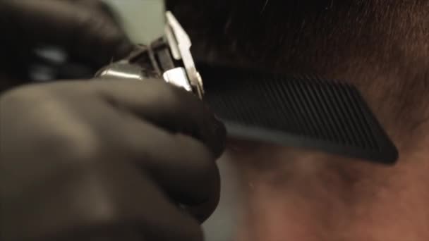 Hommes coupe de cheveux gros plan tir. Vidéo en gros plan sur la coupe de cheveux et la coiffure . — Video