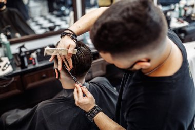 Berber kuaförde saç ve saç kesimi yapıyor.. 