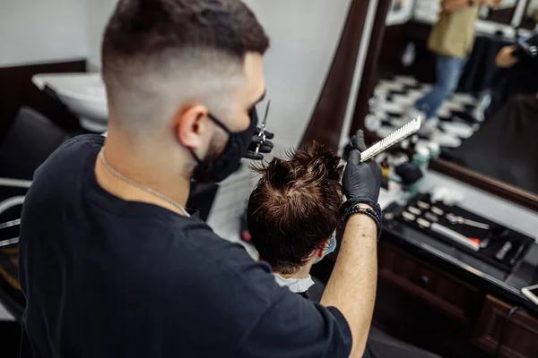 Crear un corte de pelo fresco y peinado en una barbería . — Foto de Stock