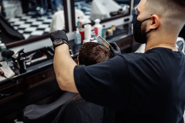 Haircut in new conditions. News in the world of fashion. — Stock Photo, Image