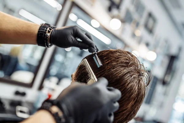 Thinning e styling cabelo. Cabeleireiro faz um corte de cabelo para o cliente . — Fotografia de Stock