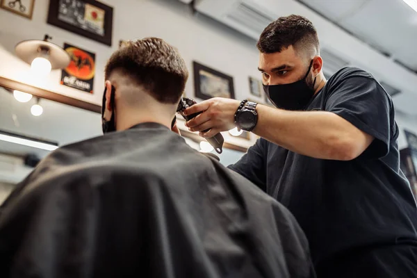 Creare un taglio di capelli fresco e lo styling in un barbiere . — Foto Stock