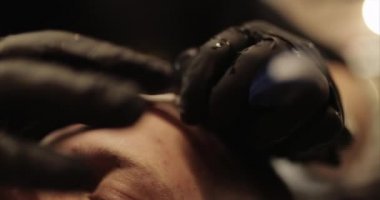 Usta saç kesiminin hatlarını belirler.. 