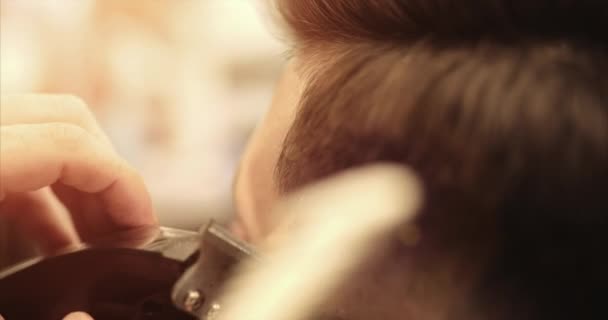 Перукар готує контур бороди, стриже бороду.. — стокове відео