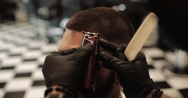 El maestro hace el contorno del corte de pelo . — Vídeos de Stock