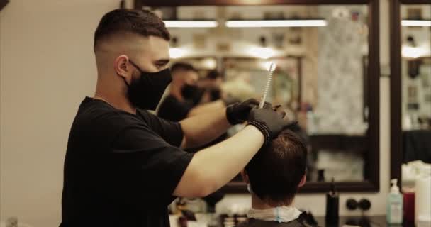 O mestre faz o contorno do corte de cabelo . — Vídeo de Stock