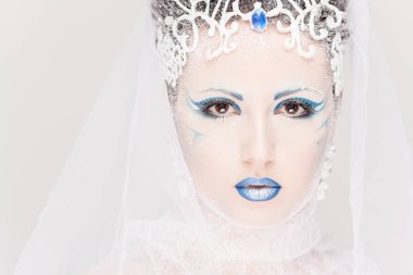 Yeni yıl için yaratıcı makyajlı güzel bir kız. Kış portresi. Parlak renkler, mavi dudaklar, zarif elbise tasarımı saç. Kavramsal sanat. Kar Kraliçesi.