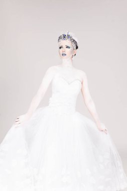 Yeni yıl için yaratıcı makyajlı güzel bir kız. Kış portresi. Parlak renkler, mavi dudaklar, zarif elbise tasarımı saç. Kavramsal sanat. Kar Kraliçesi.