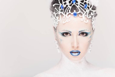 Yeni yıl için yaratıcı makyajlı güzel bir kız. Kış portresi. Parlak renkler, mavi dudaklar, zarif elbise tasarımı saç. Kavramsal sanat. Kar Kraliçesi.