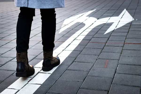 どの道を行くか選択しなさい 道路上の方向矢印記号と女性と意思決定の概念 — ストック写真