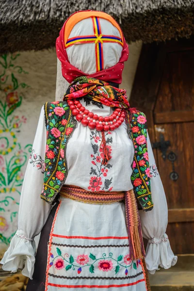 女性は、伝統的なウクライナ刺繍ドレスします。 — ストック写真
