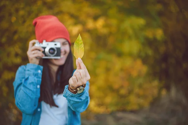 Kadın bir yaprak resmini alma — Stok fotoğraf