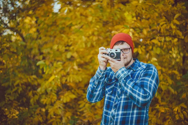 Hombre en un sombrero haciendo foto — Foto de Stock