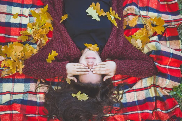 Жінка лежить у листках — стокове фото