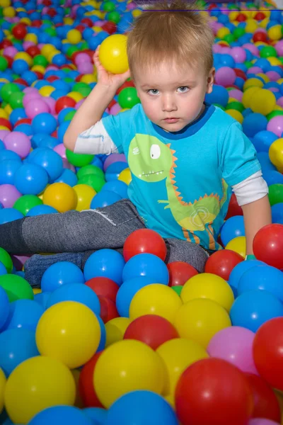 Kid playing in pool of balls — Stock Photo, Image