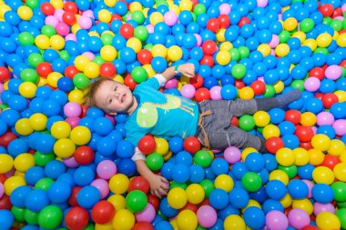 Top havuzunda oynayan çocuk