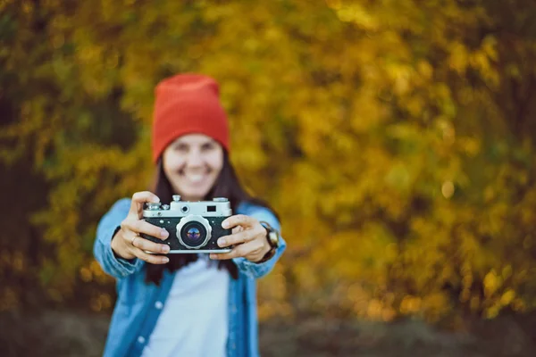 Woman taking picture with old camera — Stock Photo, Image