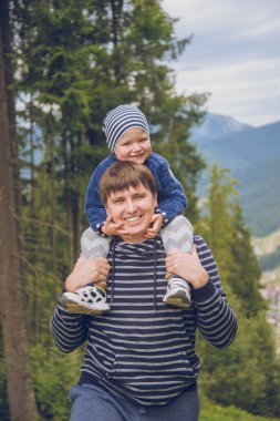 Baba taşımak oğul sırtında