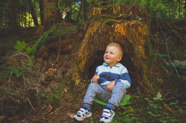 küçük çocuk bir güdük oturan