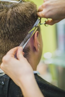 Müşterisinin profesyonel berber stili saçı.