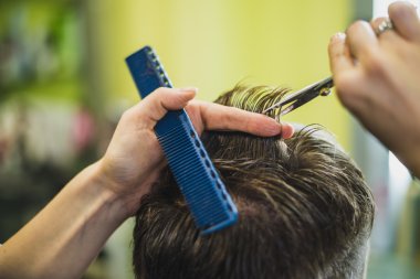 Müşterisinin profesyonel berber stili saçı.