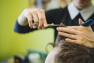 Müşterisinin profesyonel berber stili saçı.