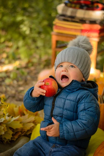 Little kid with apple — Stock Photo, Image
