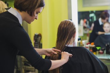 kadın salonda kesilmiş saç yapma