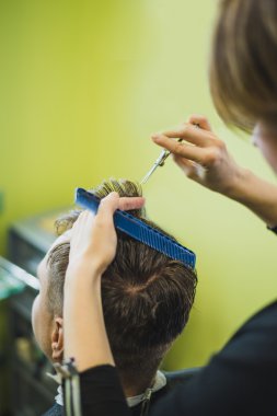Müşterisinin profesyonel berber stili saçı.
