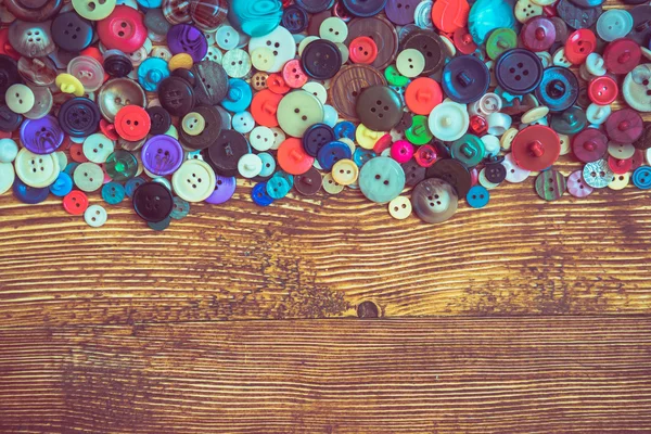 Botones de ropa en el suelo de tocino de madera —  Fotos de Stock