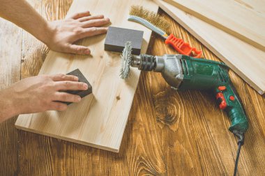 adam zımpara kağıdı kullanın